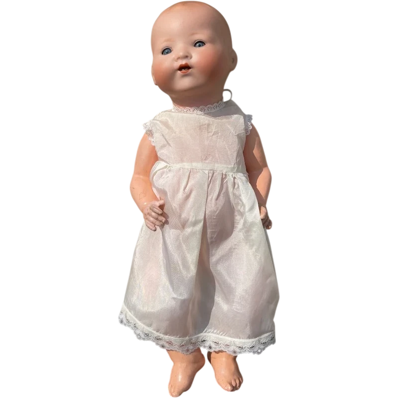 Poupée « Bebe'caractère » avec une tête en biscuit, des yeux mobiles et un corps en papier mâché.