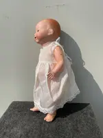 Poupée « Bebe'caractère » avec une tête en biscuit, des yeux mobiles et un corps en papier mâché.