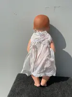 Poupée « Bebe'caractère » avec une tête en biscuit, des yeux mobiles et un corps en papier mâché.