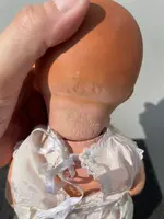 Poupée « Bebe'caractère » avec une tête en biscuit, des yeux mobiles et un corps en papier mâché.