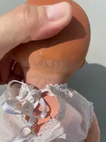 Poupée « Bebe'caractère » avec une tête en biscuit, des yeux mobiles et un corps en papier mâché.