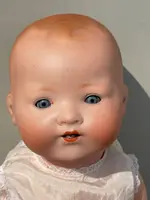 Poupée « Bebe'caractère » avec une tête en biscuit, des yeux mobiles et un corps en papier mâché.