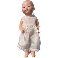 Poupée « Bebe'caractère » avec une tête en biscuit, des yeux mobiles et un corps en papier mâché.