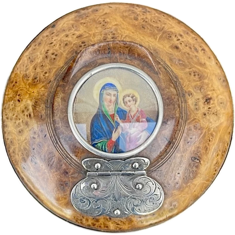 Boîte en bois de thuya avec une miniature représentant la Vierge à l'Enfant. Détails en argent.