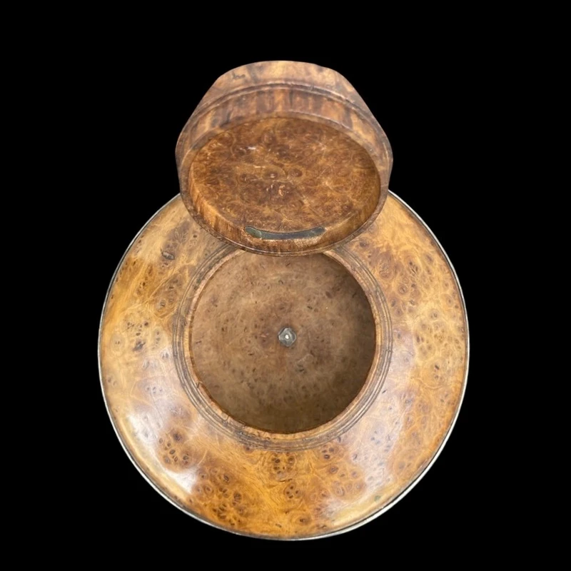 Boîte en bois de thuya avec une miniature représentant la Vierge à l'Enfant. Détails en argent.