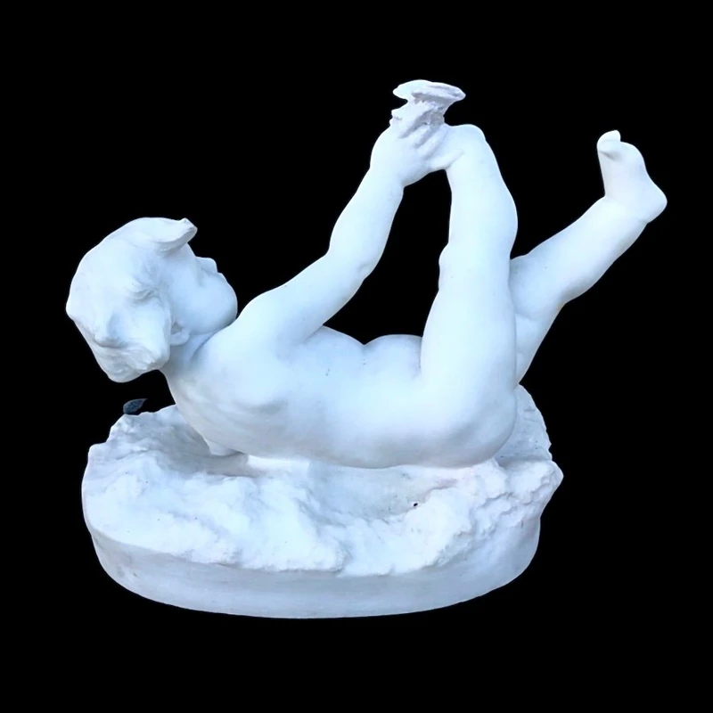 Sculpture en marbre blanc de Carrare représentant un enfant avec un papillon.