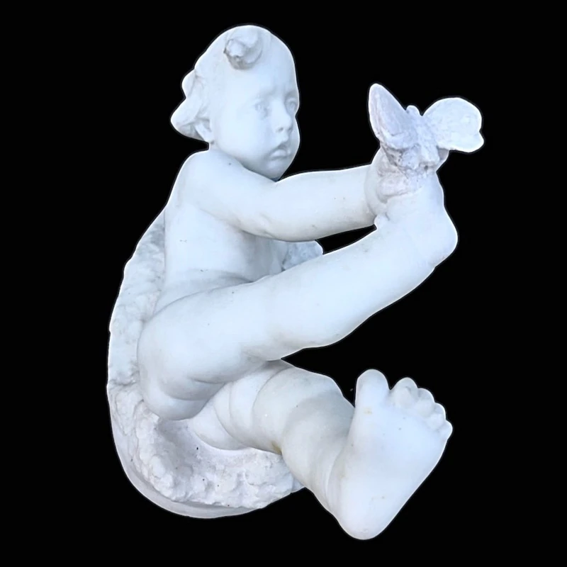 Sculpture en marbre blanc de Carrare représentant un enfant avec un papillon.