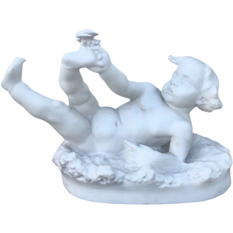 Sculpture en marbre blanc de Carrare représentant un enfant avec un papillon.