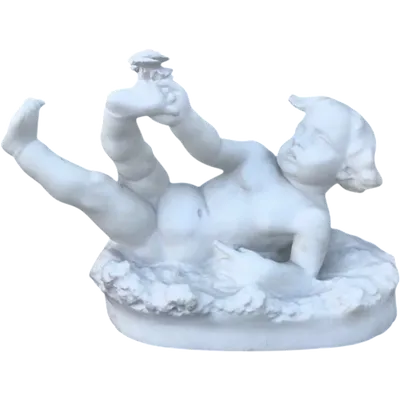 Sculpture en marbre blanc de Carrare représentant un enfant avec un papillon.
