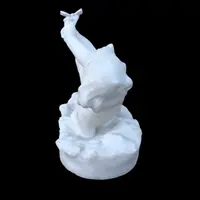 Sculpture en marbre blanc de Carrare représentant un enfant avec un papillon.