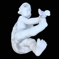 Sculpture en marbre blanc de Carrare représentant un enfant avec un papillon.