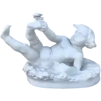 Sculpture en marbre blanc de Carrare représentant un enfant avec un papillon.