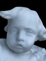 Sculpture en marbre blanc de Carrare représentant un enfant avec un papillon.