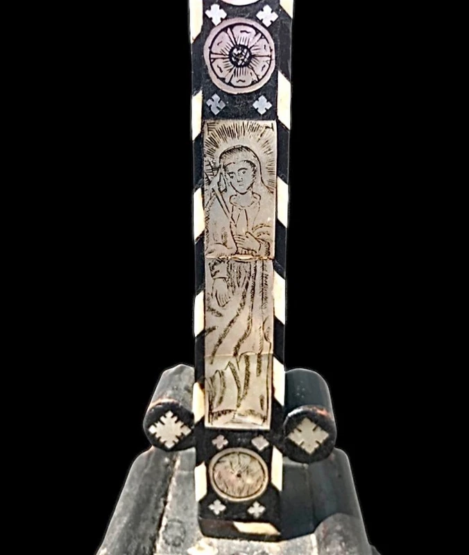 Crucifix en bois d'ébène avec incrustations de nacre représentant des scènes religieuses