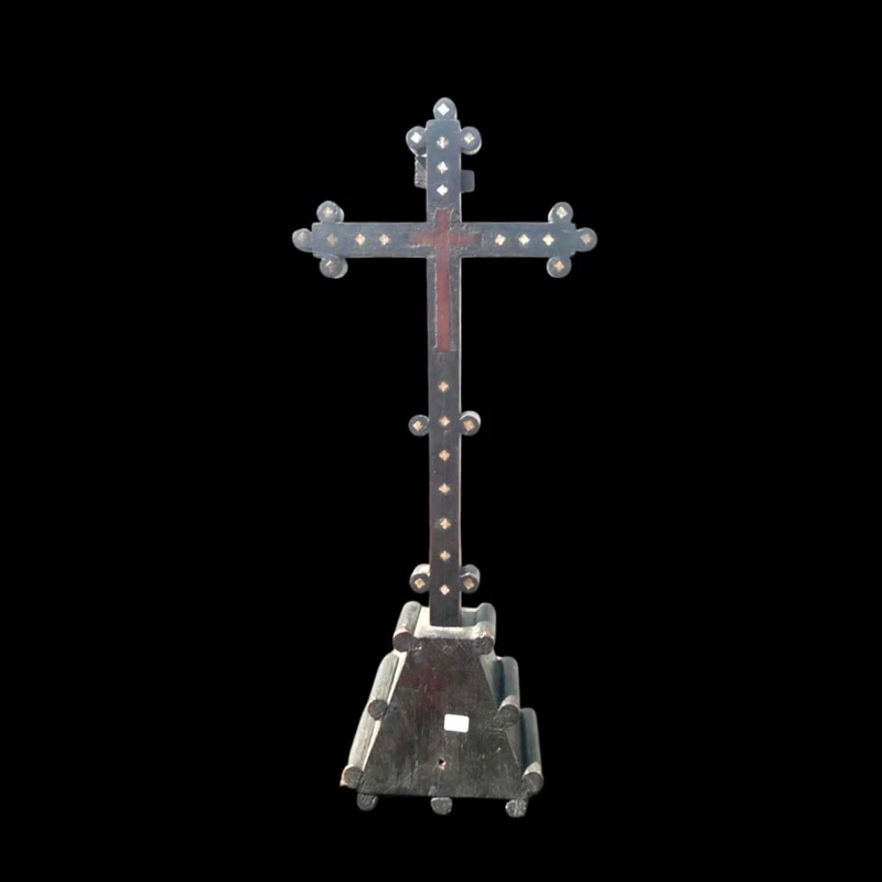 Crucifix en bois d'ébène avec incrustations de nacre représentant des scènes religieuses