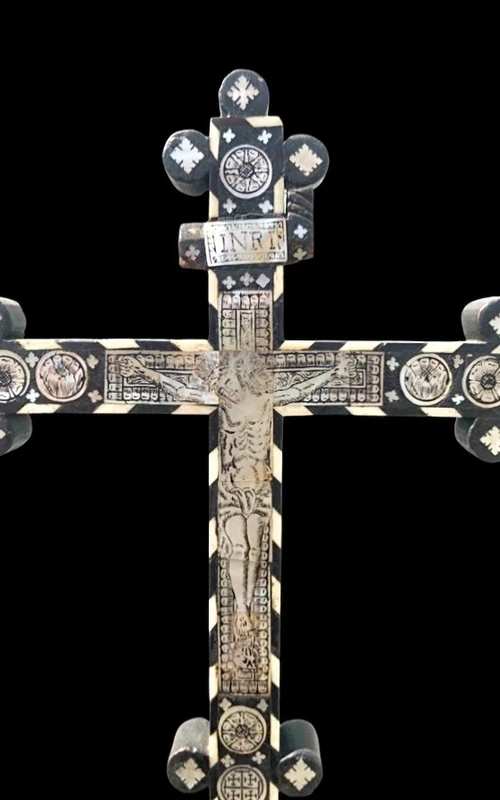 Crucifix en bois d'ébène avec incrustations de nacre représentant des scènes religieuses