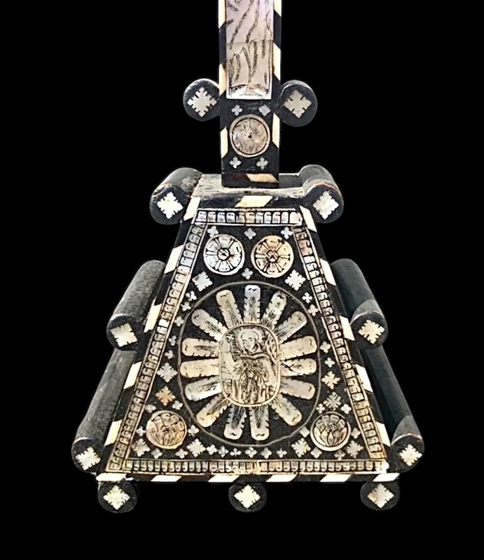 Crucifix en bois d'ébène avec incrustations de nacre représentant des scènes religieuses