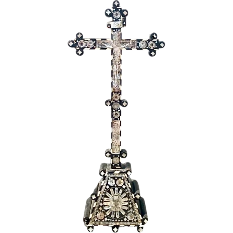 Crucifix en bois d'ébène avec incrustations de nacre représentant des scènes religieuses