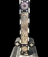 Crucifix en bois d'ébène avec incrustations de nacre représentant des scènes religieuses