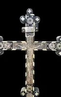 Crucifix en bois d'ébène avec incrustations de nacre représentant des scènes religieuses