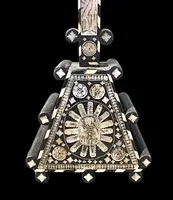 Crucifix en bois d'ébène avec incrustations de nacre représentant des scènes religieuses