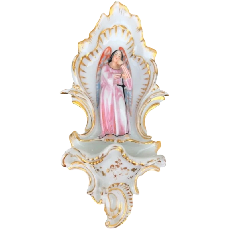 Bénitier en porcelaine orné de motifs rocaille et d'une figure d'ange. France.