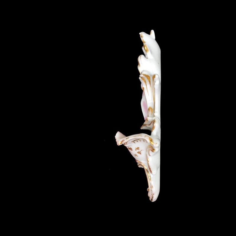 Bénitier en porcelaine orné de motifs rocaille et d'une figure d'ange. France.