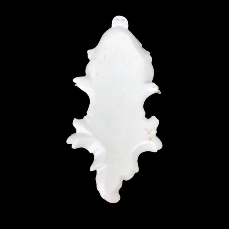 Bénitier en porcelaine orné de motifs rocaille et d'une figure d'ange. France.