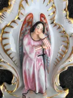 Bénitier en porcelaine orné de motifs rocaille et d'une figure d'ange. France.