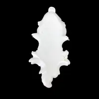 Bénitier en porcelaine orné de motifs rocaille et d'une figure d'ange. France.