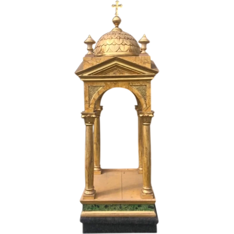 Petit temple-tabernacle en bois doré et marbré.