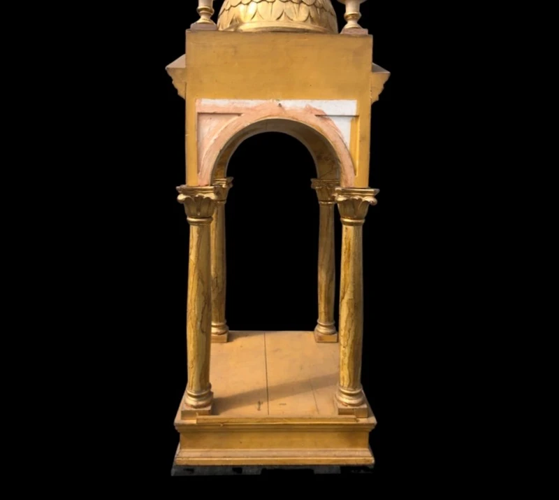 Petit temple-tabernacle en bois doré et marbré.