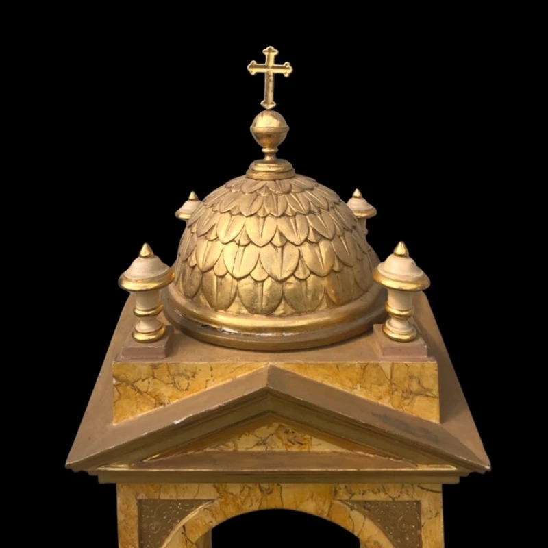 Petit temple-tabernacle en bois doré et marbré.