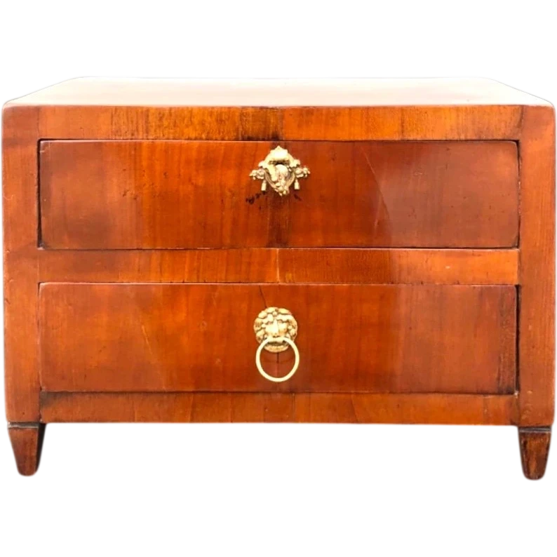 Modèle de commode en noyer à deux tiroirs. Style Louis XVI.