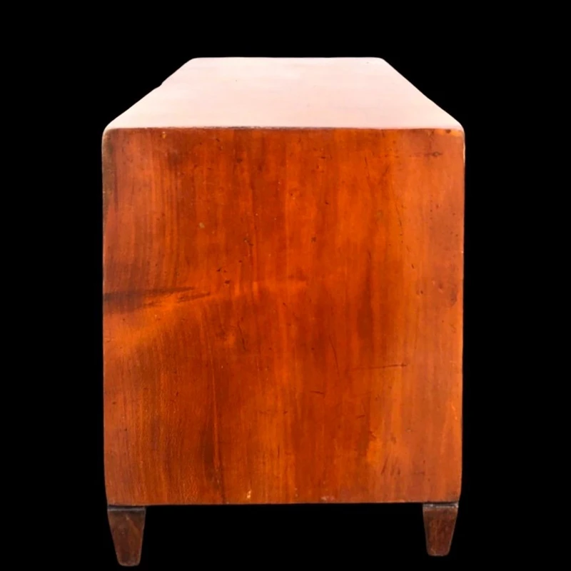 Modèle de commode en noyer à deux tiroirs. Style Louis XVI.