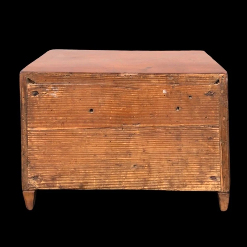 Modèle de commode en noyer à deux tiroirs. Style Louis XVI.