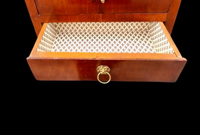 Modèle de commode en noyer à deux tiroirs. Style Louis XVI.