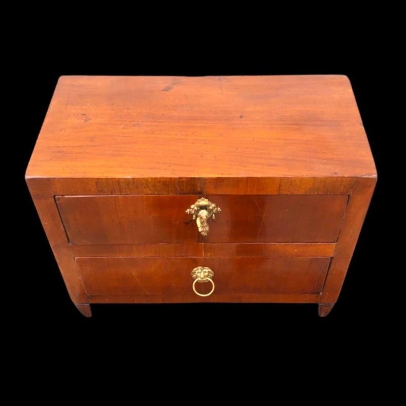 Modèle de commode en noyer à deux tiroirs. Style Louis XVI.