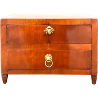 Modèle de commode en noyer à deux tiroirs. Style Louis XVI.