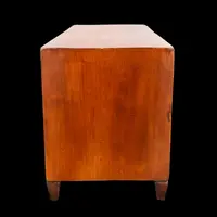 Modèle de commode en noyer à deux tiroirs. Style Louis XVI.