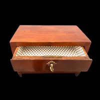 Modèle de commode en noyer à deux tiroirs. Style Louis XVI.