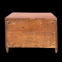 Modèle de commode en noyer à deux tiroirs. Style Louis XVI.