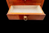 Modèle de commode en noyer à deux tiroirs. Style Louis XVI.