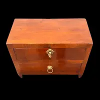 Modèle de commode en noyer à deux tiroirs. Style Louis XVI.