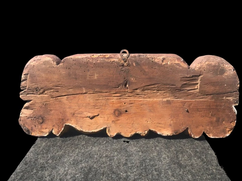 Mensola-applique in legno intagliato e foglia oro con decoro rocaille e conchiglia.