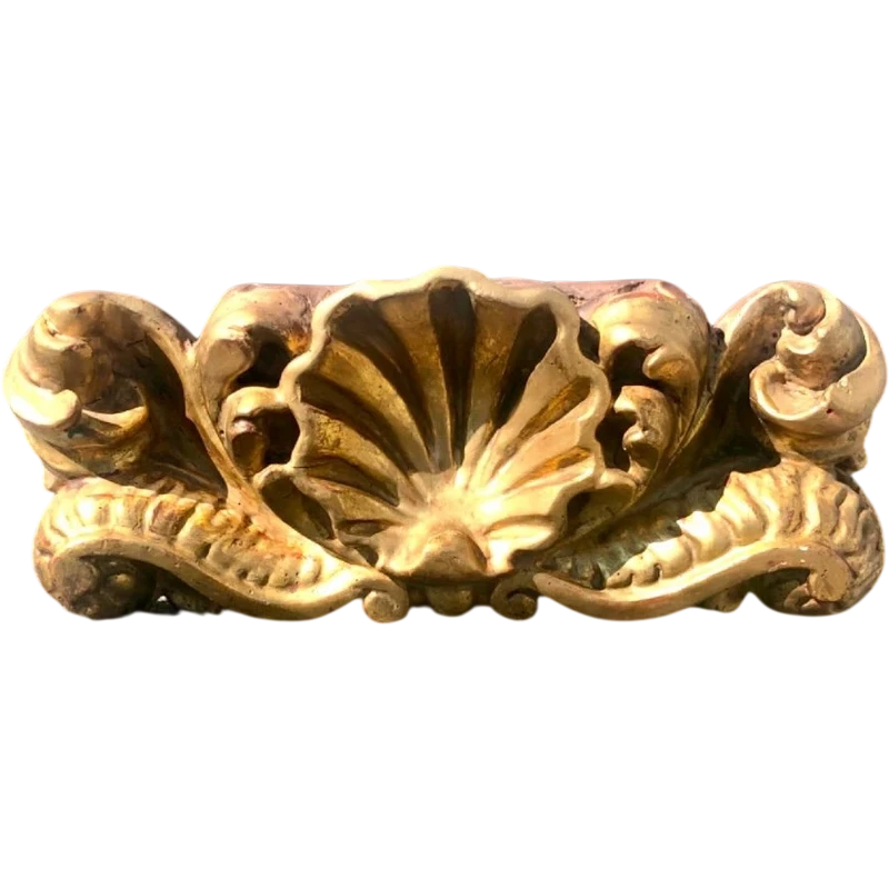 Mensola-applique in legno intagliato e foglia oro con decoro rocaille e conchiglia.