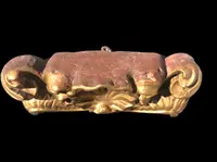 Mensola-applique in legno intagliato e foglia oro con decoro rocaille e conchiglia.