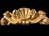 Mensola-applique in legno intagliato e foglia oro con decoro rocaille e conchiglia.
