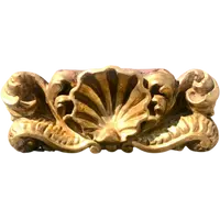 Mensola-applique in legno intagliato e foglia oro con decoro rocaille e conchiglia.