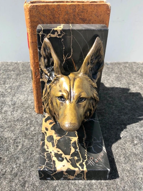 Coppia di fermalibri in bronzo e marmo raffiguranti teste di cane.Firma:H Payen.Francia.